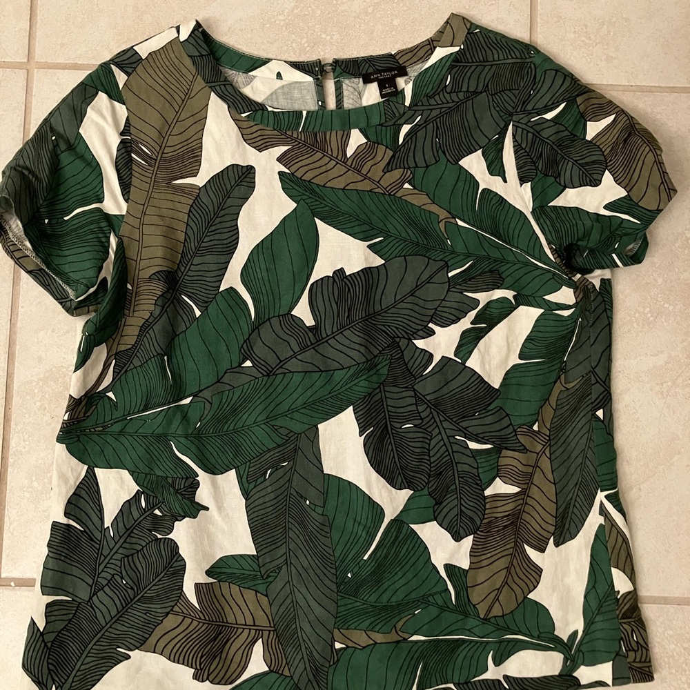 Ann Taylor Factory Women’s Green Tropical Leaf Short Sleeve Top